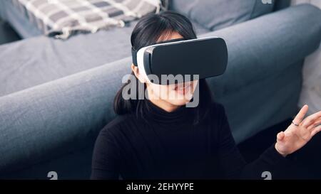 Portrait d'une jeune femme qui connaît la réalité virtuelle. Photo de haute qualité Banque D'Images