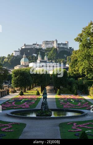 Une matinée buatiful et ensoleillée au palais et jardins Mirabell, en regardant à travers la forteresse Hohensalzburg. Salzbourg, Autriche Banque D'Images