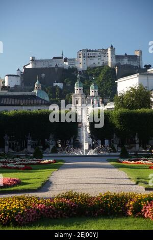 Une vue buatiful et ensoleillée le matin de la Grande fontaine au Palais Mirabell et les jardins, en regardant à travers la forteresse Hohensalzburg. Salzbourg, Autriche Banque D'Images