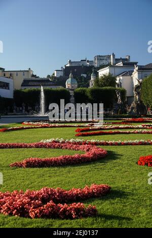 Une vue buatiful et ensoleillée le matin de la Grande fontaine au Palais Mirabell et les jardins, en regardant à travers la forteresse Hohensalzburg. Salzbourg, Autriche Banque D'Images