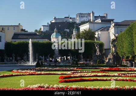 Une vue buatiful et ensoleillée le matin de la Grande fontaine au Palais Mirabell et les jardins, en regardant à travers la forteresse Hohensalzburg. Salzbourg, Autriche Banque D'Images