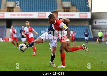 LONDRES, ANGLETERRE. FÉV 20TH Uche Ikpeazu de Wycombe bataille pour possession avec Shaun Hutchinson de Millwall pendant le match de championnat Sky Bet entre Millwall et Wycombe Wanderers à la Den, Londres, le samedi 20 février 2021. (Credit: Ivan Yordanov | MI News) Credit: MI News & Sport /Alay Live News Banque D'Images