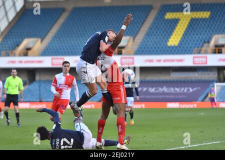 LONDRES, ANGLETERRE. LE 20 FÉVRIER Shaun Hutchinson de Millwall concourt un header avec Uche Ikpeazu de Wycombe lors du match de championnat Sky Bet entre Millwall et Wycombe Wanderers à la Den, Londres, le samedi 20 février 2021. (Credit: Ivan Yordanov | MI News) Credit: MI News & Sport /Alay Live News Banque D'Images