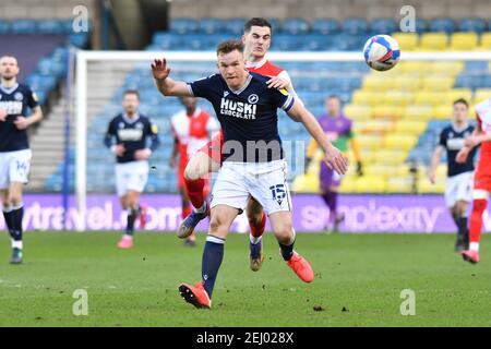 LONDRES, ANGLETERRE. 20 FÉVRIER Alex Pearce de Millwall bataille pour possession avec Ais Mehmeti de Wycombe pendant le match de championnat Sky Bet entre Millwall et Wycombe Wanderers à la Den, Londres, le samedi 20 février 2021. (Credit: Ivan Yordanov | MI News) Credit: MI News & Sport /Alay Live News Banque D'Images