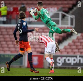 20 février 2021 ; Stade Bet365, Stoke, Staffordshire, Angleterre ; Championnat de football de la Ligue anglaise de football, Stoke City versus Luton Town ; le gardien de but Simon Sluga de Luton Town fait une économie Banque D'Images