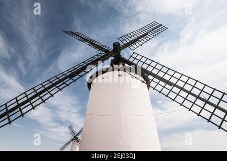 Détail de l'ancien moulin à vent blanc contre un ciel bleu à Campo de Criptana, Castille la Manche, Espagne. Banque D'Images