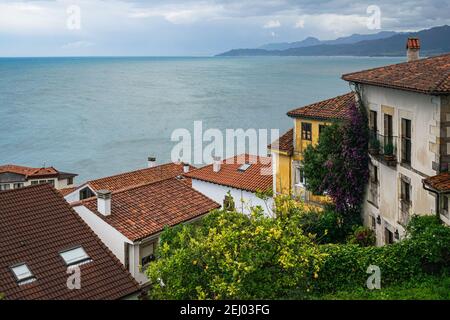 Maisons colorées sur fond de paysage marin. Paysage côtier pittoresque. Petit village de pêcheurs de Lastres dans les Asturies, Costa Verde, Espagne. Banque D'Images