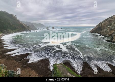 Playa del Silencio (Plage du Silence) à marée basse, située près du village de pêcheurs de Cudillero dans les Asturies, Espagne. Magnifique paysage marin sur un plus Banque D'Images