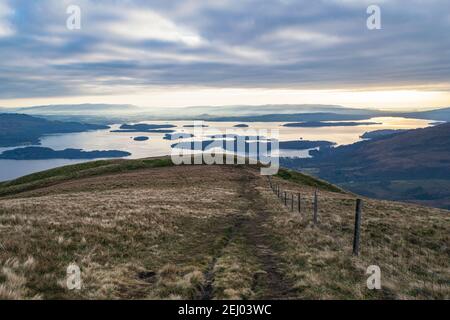 Vue depuis Beinn Dubh sur le Loch Lomond après le lever du soleil dans les Highlands écossais. Banque D'Images