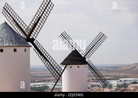 Vieux moulins blancs contre un ciel bleu à Campo de Criptana, Castille la Manche, Espagne. Banque D'Images