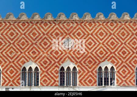 Détail de la construction de la Préfecture du Dodécanèse, dans la partie moderne de la ville de Rhodes, île de Rhodes, Grèce Banque D'Images