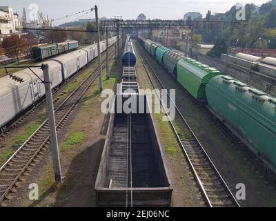 Wagons de marchandises sur les rails dans le port maritime. Transport de marchandises. Transport ferroviaire de transport de la logistique concept. Importation - exportation de marchandises de Сhina. Banque D'Images