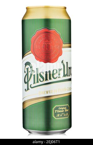 KIEV, UKRAINE - 08 février 2021 : canette de bière Pilsner Urquell isolée sur blanc. Produit depuis 1842 à Pilsen, République tchèque. Emballage isolé f Banque D'Images