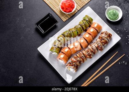 Des petits pains à sushis frais et savoureux sont préparés sous forme de dragon au gingembre et au wasabi. Cuisine japonaise Banque D'Images