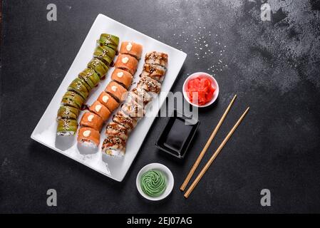 Des petits pains à sushis frais et savoureux sont préparés sous forme de dragon au gingembre et au wasabi. Cuisine japonaise Banque D'Images