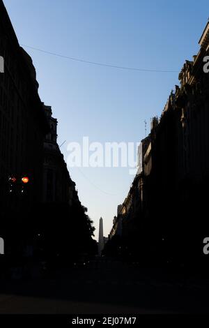 avenue roque saenz peña. Buenos Aires. obélisque en arrière-plan. Lumière et ombres. Espace de copie. Feu rouge. Image horizontale. plaza de mayo Banque D'Images