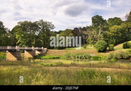 Pont anglais au-dessus de la rivière Nysa Luzycka (Lausitzer Neisse) au Parc de Muskau (Parc Muzakowski) près de Bad Muskau. Patrimoine mondial de l'UNESCO. Allemagne Banque D'Images