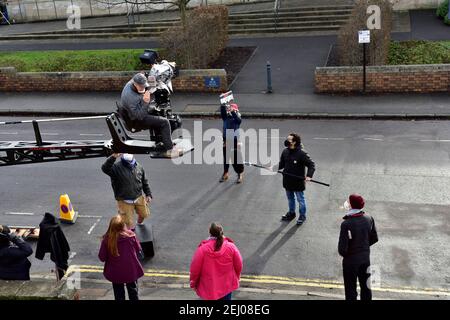 Tournage sur site d'Alex Rider Story, caméraman sur plate-forme de grue, équipage prenant des prises de vue en plein air à l'école secondaire Brookland pour Amazon Prime Banque D'Images