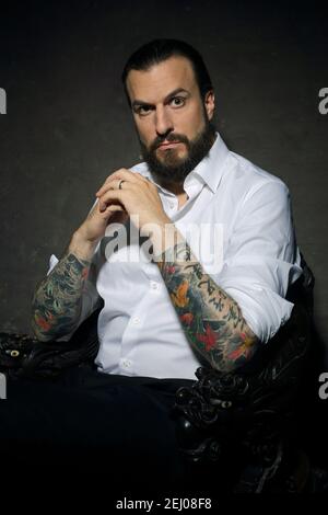 Jeune homme de masculin charmant avec tatouages japonais Banque D'Images