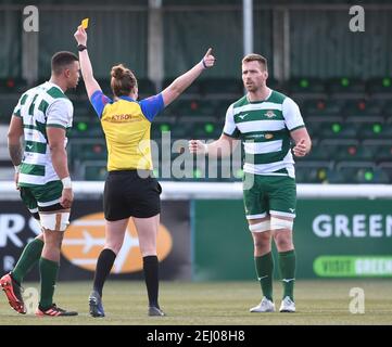 Trailfinders Sports Club, Londres, Royaume-Uni. 20 février 2021. Trailfinders Challenge Cup Rugby, Ealing Trailfinders versus Doncaster Knights; Bobby de Wee of Ealing Trailfinders reçoit une carte jaune malgré les protestations de Rayn Smid of Ealing Trailfinders Credit: Action plus Sports/Alamy Live News Banque D'Images