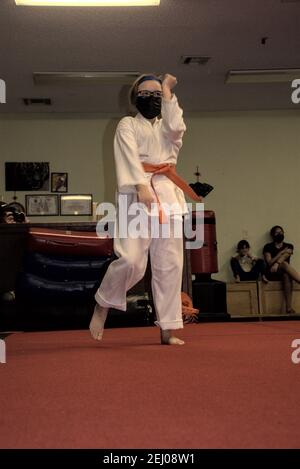 Cette action photo est de ma fille dans sa classe de karaté. Le karaté est un art martial qui met l'accent sur l'auto-discipline et d'aptitude. Banque D'Images