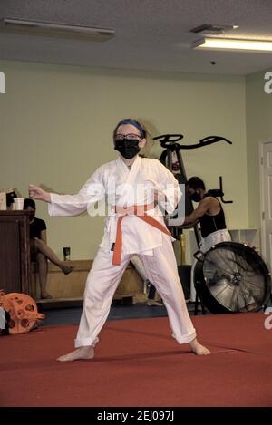 Cette action photo est de ma fille dans sa classe de karaté. Le karaté est un art martial qui met l'accent sur l'auto-discipline et d'aptitude. Banque D'Images