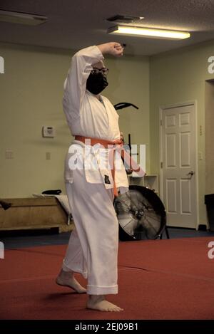 Cette action photo est de ma fille dans sa classe de karaté. Le karaté est un art martial qui met l'accent sur l'auto-discipline et d'aptitude. Banque D'Images