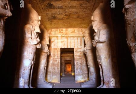 Le Grand Temple de Ra-Harakhte Abu Simbel Égypte Grande salle Avec huit colonnes avec une image Osiride de Ramsès II Banque D'Images