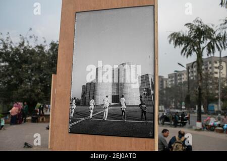 Photos exposées lors de l'exposition spéciale à l'occasion du 120e anniversaire de Louis Kahn.Jatiyo Sangsad Bhaban est le bâtiment de l'Assemblée nationale du Bangladesh, situé dans la capitale Dhaka. Il a été créé par l'architecte Louis Kahn et est l'un des plus grands complexes législatifs au monde. Il abrite toutes les activités parlementaires du Bangladesh. Louis Kahn a conçu tout le complexe Jatiyo Sangsad, qui comprend des pelouses, un lac et des résidences pour les députés. A l'occasion du 120ème anniversaire de Louis Kahn, architecte du Parlement national du Bangladesh, Banque D'Images