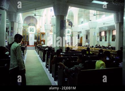 Assouan Égypte enfants assistant au service du dimanche à l'église copte de El Adra Banque D'Images