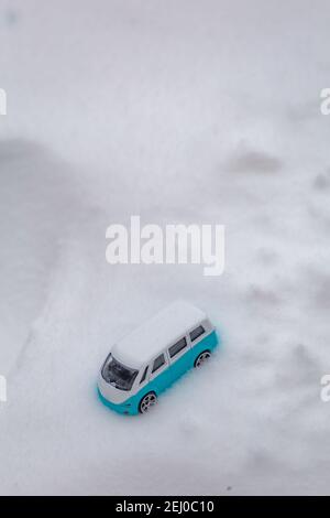 Bus de camping bleu clair coincé dans la neige Banque D'Images