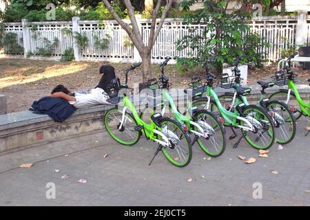 Chiangmai, Thaïlande – 20 février 2021 UN homme a dormi sur le côté de la route avec beaucoup de vélos. Banque D'Images