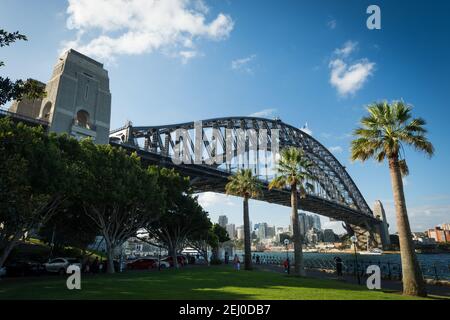 Sydney Harbour Bridge et Hickson Road Reserve, Sydney, Nouvelle-Galles du Sud, Australie. Banque D'Images