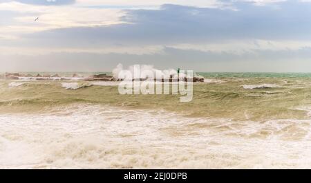 Tempête dans la mer Méditerranée à Sète, Occitania, France Banque D'Images