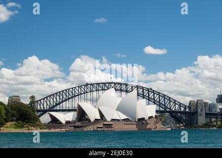 Le Sydney Harbour Bridge et l'Opéra de Sydney, Bennelong point, Sydney, Nouvelle-Galles du Sud, Australie. Banque D'Images