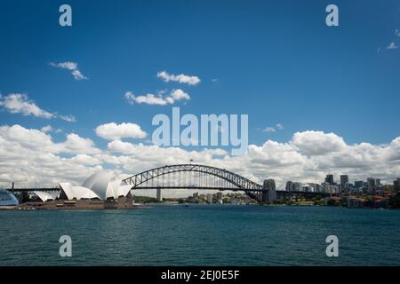 Le Sydney Harbour Bridge et l'Opéra de Sydney, Bennelong point, Sydney, Nouvelle-Galles du Sud, Australie. Banque D'Images