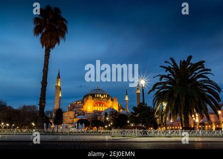 Sainte-Sophie (Ayasofya). Vue depuis le parc Sultan Ahmet. Istanbul, Turquie. Banque D'Images