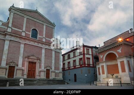 Place Papa Giovanni Paolo, Cathédrale Basilique de San Venanzio. Fabriano, province d'Ancône, Marche, Italie, Europe Banque D'Images