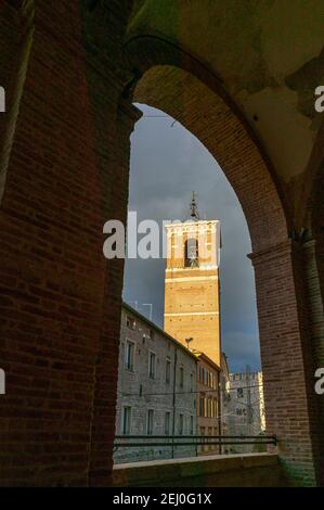 La tour de l'horloge et le palais de l'évêque vus de la Loggiato di San Francesco à Fabriano. Province d'Ancône, Marche, Italie, Europe Banque D'Images