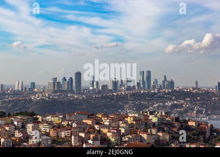 Panorama de la partie européenne d'Istanbul avec le Bosphore. Grande ville avec gratte-ciel.Turquie. Banque D'Images