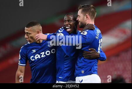 Gylfi Sigurdsson d'Everton (à droite) célèbre avec ses coéquipiers Abdoulaye Doucours (au centre) et Richarlison après avoir marquant le deuxième but de leur partie depuis la zone de pénalité lors du match de la Premier League à Anfield, Liverpool. Date de la photo: Samedi 20 février 2021. Banque D'Images