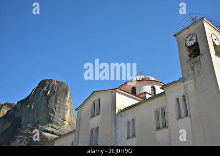 Vue extérieure de l'église orthodoxe Pierre et Paul de Kastaki, un village historique de Trikala situé sur les contreforts des rochers de Meteora en Grèce. Banque D'Images