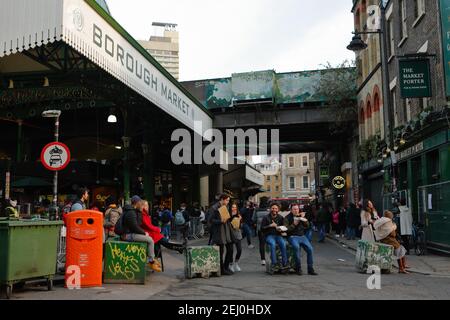 Londres (Royaume-Uni) : des foules se rassemblent sur le marché de Borough Market des capitales lors du troisième confinement national du pays. Banque D'Images