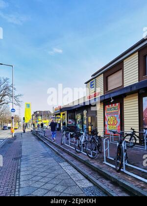 Berlin, Allemagne - 20 février 2021 : vue sur une rue à Berlin, Allemagne, avec un supermarché sur la droite. Banque D'Images