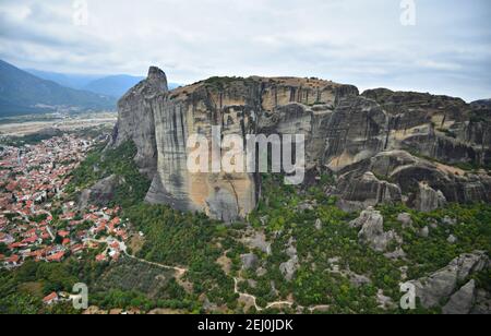 Paysage avec vue panoramique sur Kastaki, un village historique de Trikala situé sur les contreforts des rochers de Meteora à Kalambaka en Grèce centrale. Banque D'Images