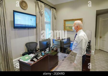 Le président américain Joe Biden regarde la diffusion de la NASA persévérance Mars rover atterrissage sur la surface de la planète Rouge à partir du Bureau ovale extérieur de la Maison Blanche le 18 février 2021 à Washington, D.C. Banque D'Images