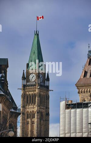 La Tour de la paix, sur la colline du Parlement, à Ottawa, au Canada, en février 2021, vue du Mémorial national de la guerre, sur la place de la Confédération, montrant ne Banque D'Images