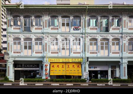 Bâtiments de magasins très ornés à l'angle de Jalan Besar et Veerasamy Road à Singapour Banque D'Images