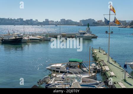 Palmanova, Espagne; février 20 2021: vue générale de la marina et de la plage de la station majorquine de Palmanova par une journée ensoleillée, avec des familles qui profitent de la vue Banque D'Images