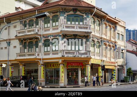 Bâtiments de magasins très ornés à l'angle de Jalan Besar et Veerasamy Road à Singapour Banque D'Images